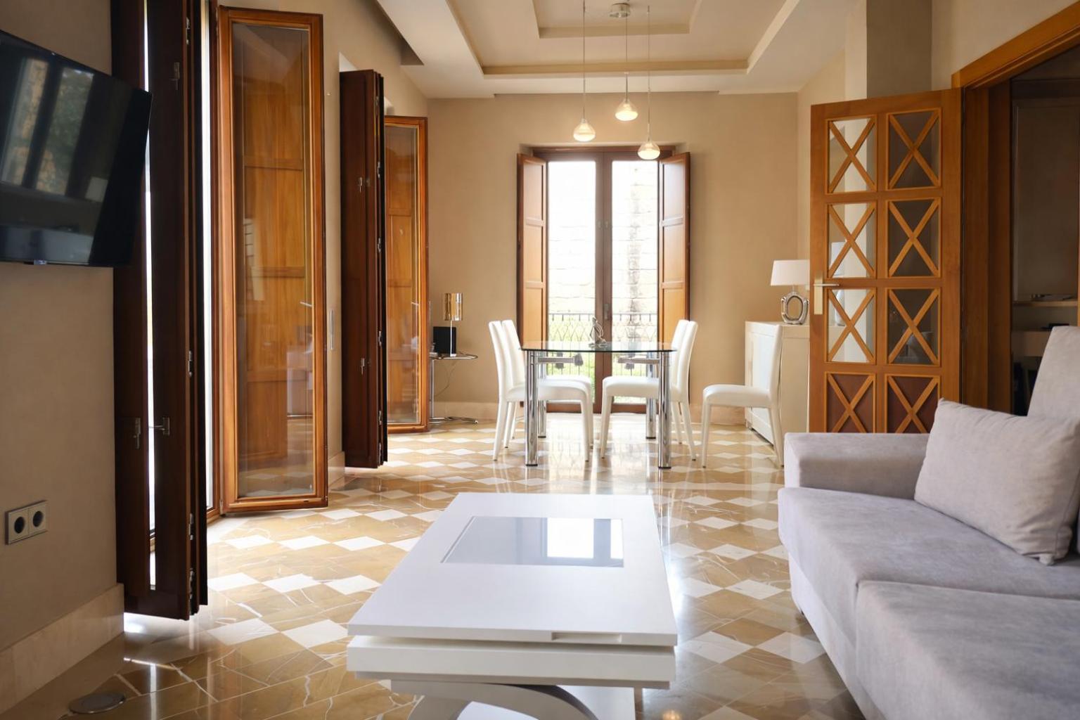 Luxury Apartment With Views To Alcazar, Cathedral And Giralda. — Photos 2
