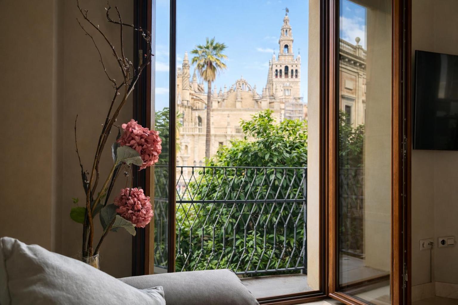 Luxury Apartment With Views To Alcazar, Cathedral And Giralda. — Photos 1